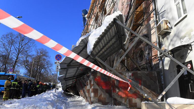 Последствия обрушения строительных лесов на Лубянском проезде в Москве