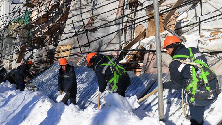 На месте обрушения строительных лесов на Лубянском проезде в Москве