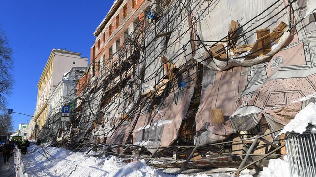 Строительные леса обрушились в центре Москвы