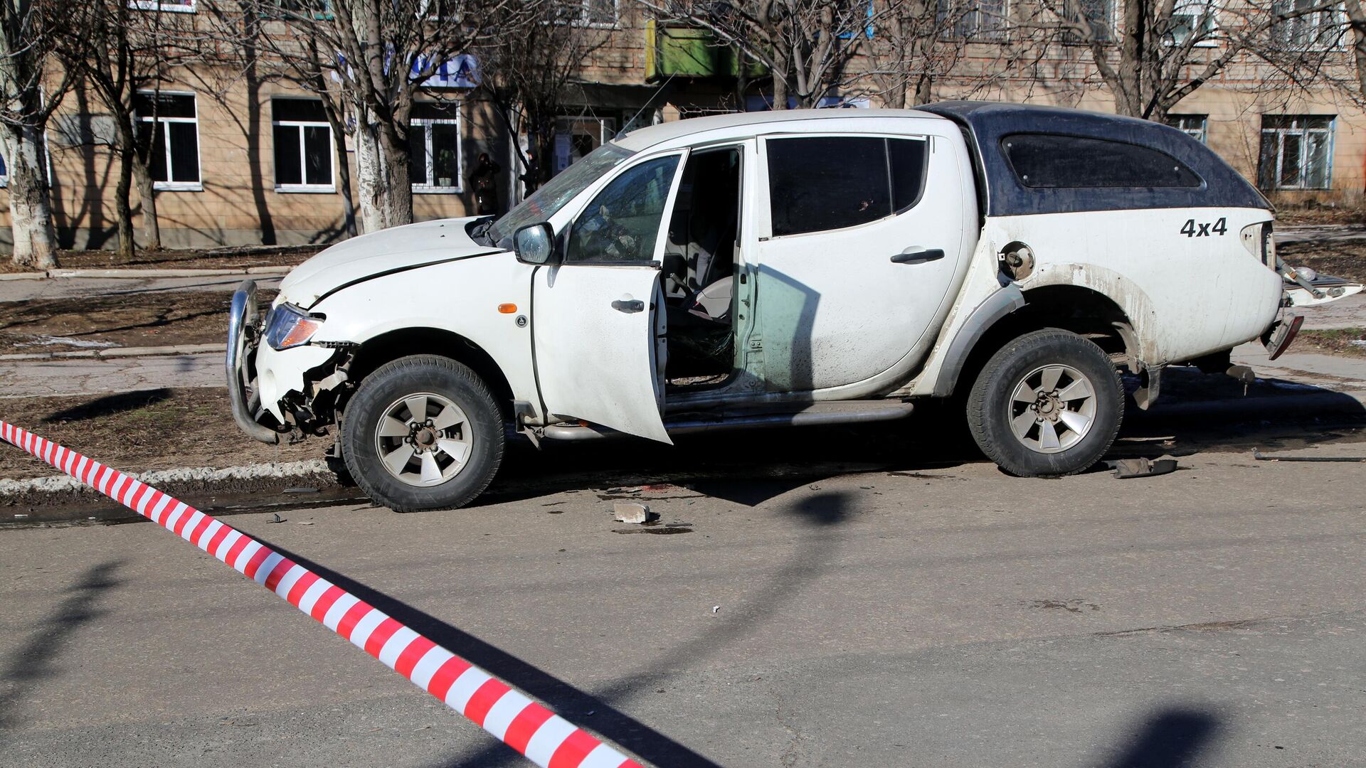 Автомобиль командира одного из батальонов Народной милиции ДНР , поврежденный в результате детонации взрывного устройства, в Горловке - РИА Новости, 1920, 15.02.2021