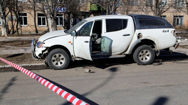 Автомобиль командира одного из батальонов Народной милиции ДНР , поврежденный в результате детонации взрывного устройства, в Горловке