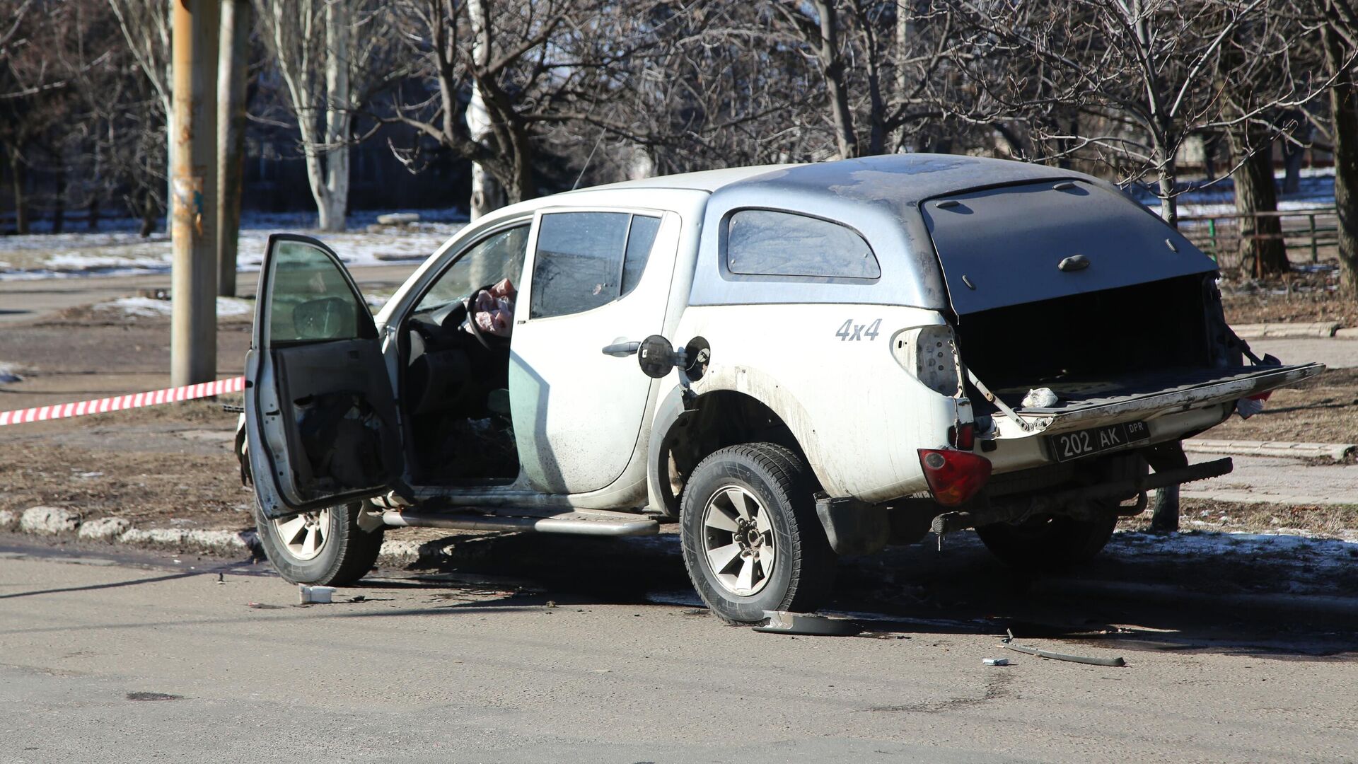 Автомобиль командира одного из батальонов Народной милиции ДНР , поврежденный в результате детонации взрывного устройства, в Горловке - РИА Новости, 1920, 15.02.2021