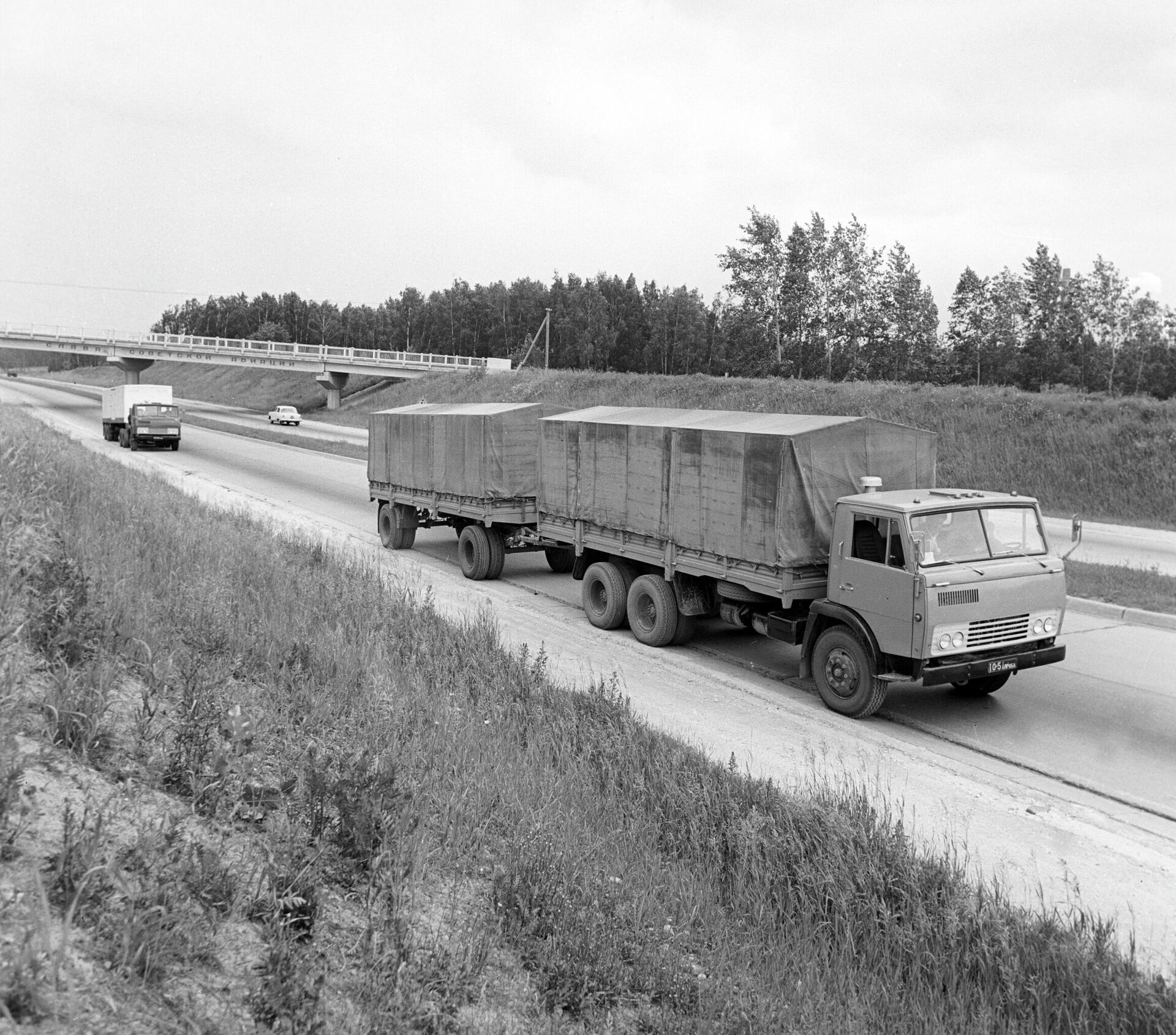 Опытный образец автопоезда для перевозок на дальние расстояния - РИА Новости, 1920, 15.02.2021