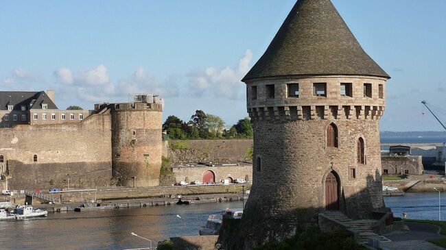 Вид на Брестский замок с моста Рекувранс в Бретани