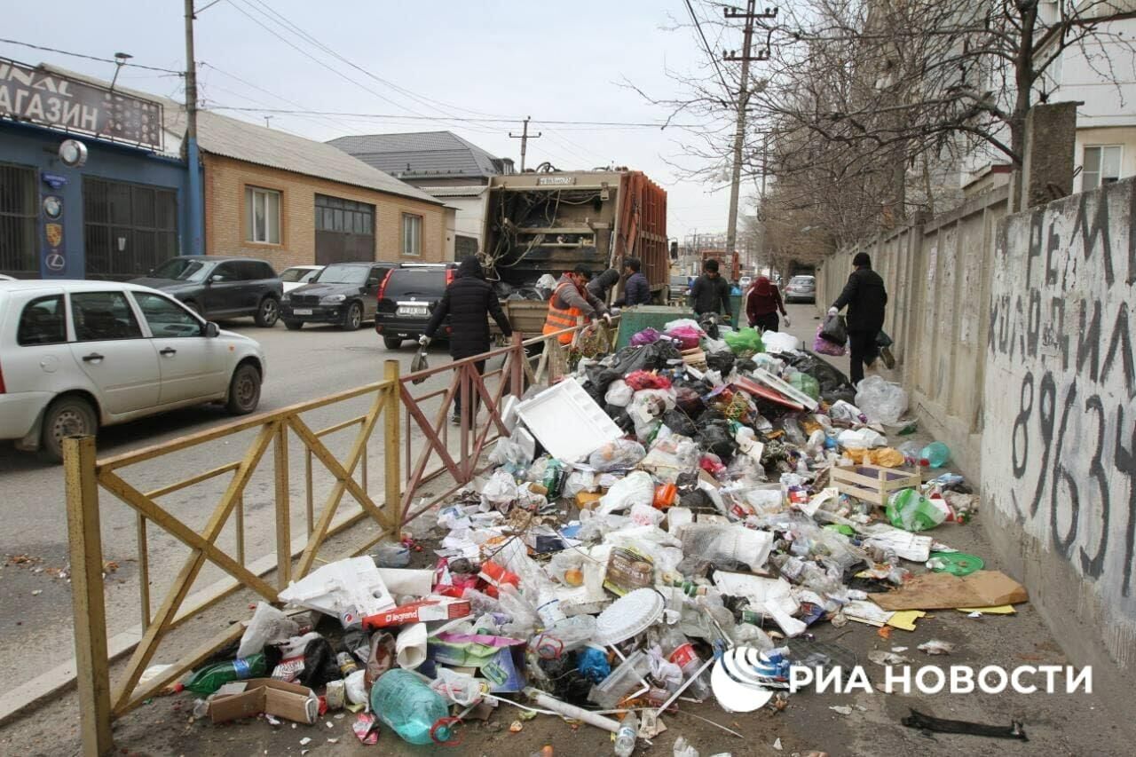 Свалка под каждым кустом