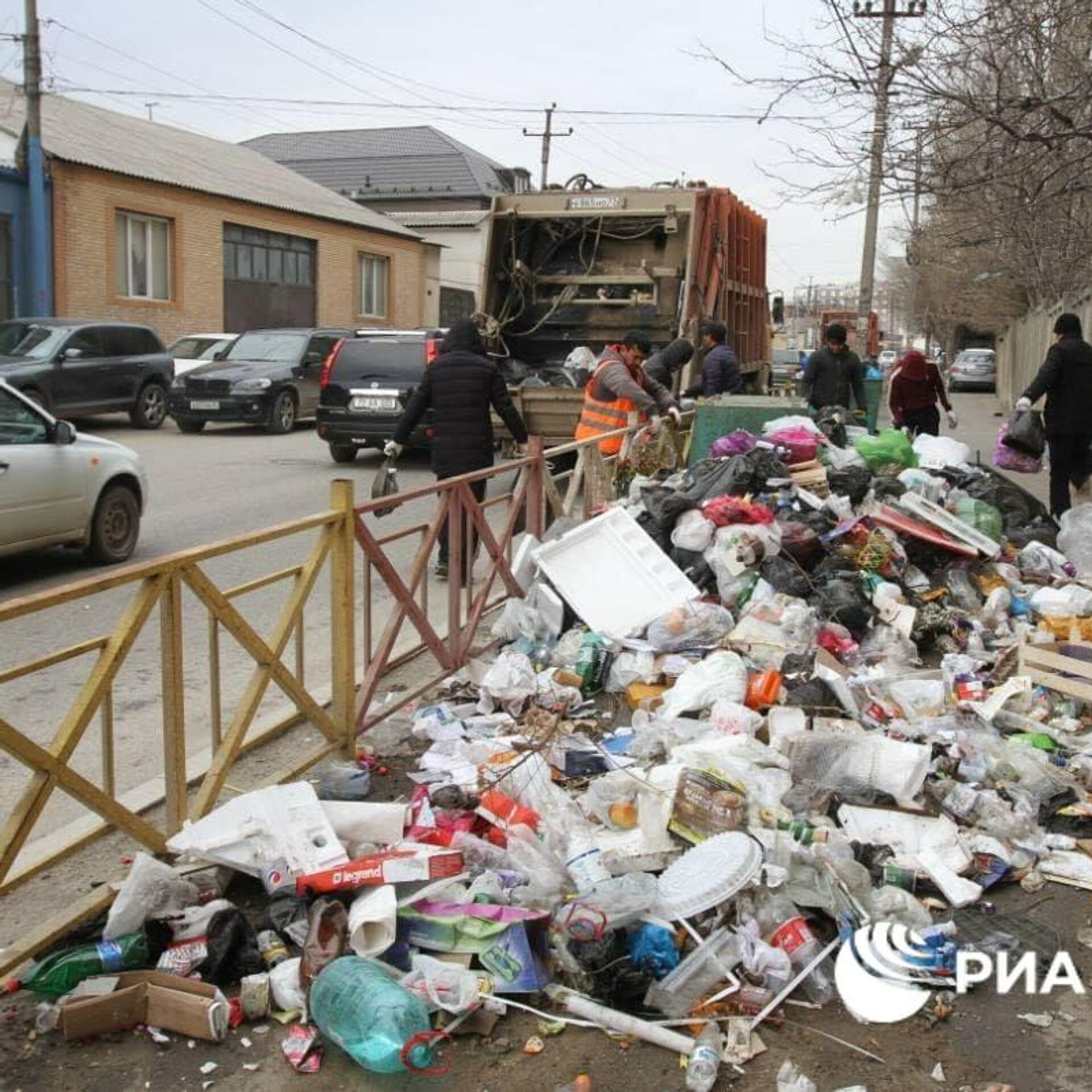 Свалка под каждым кустом