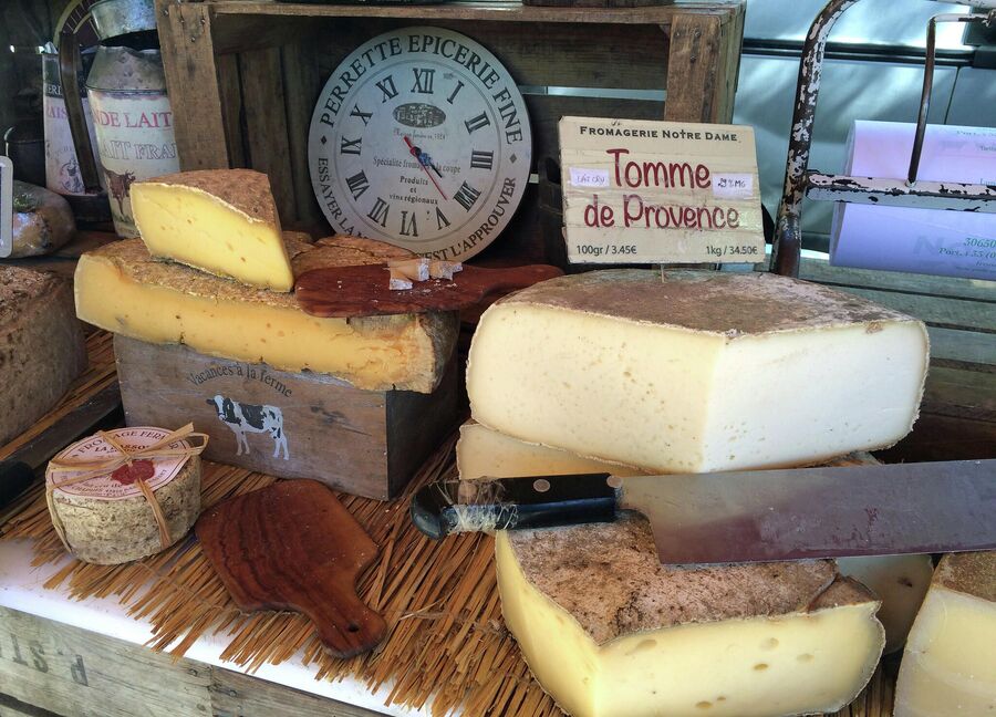 Сыр на прилавке магазина во Франции