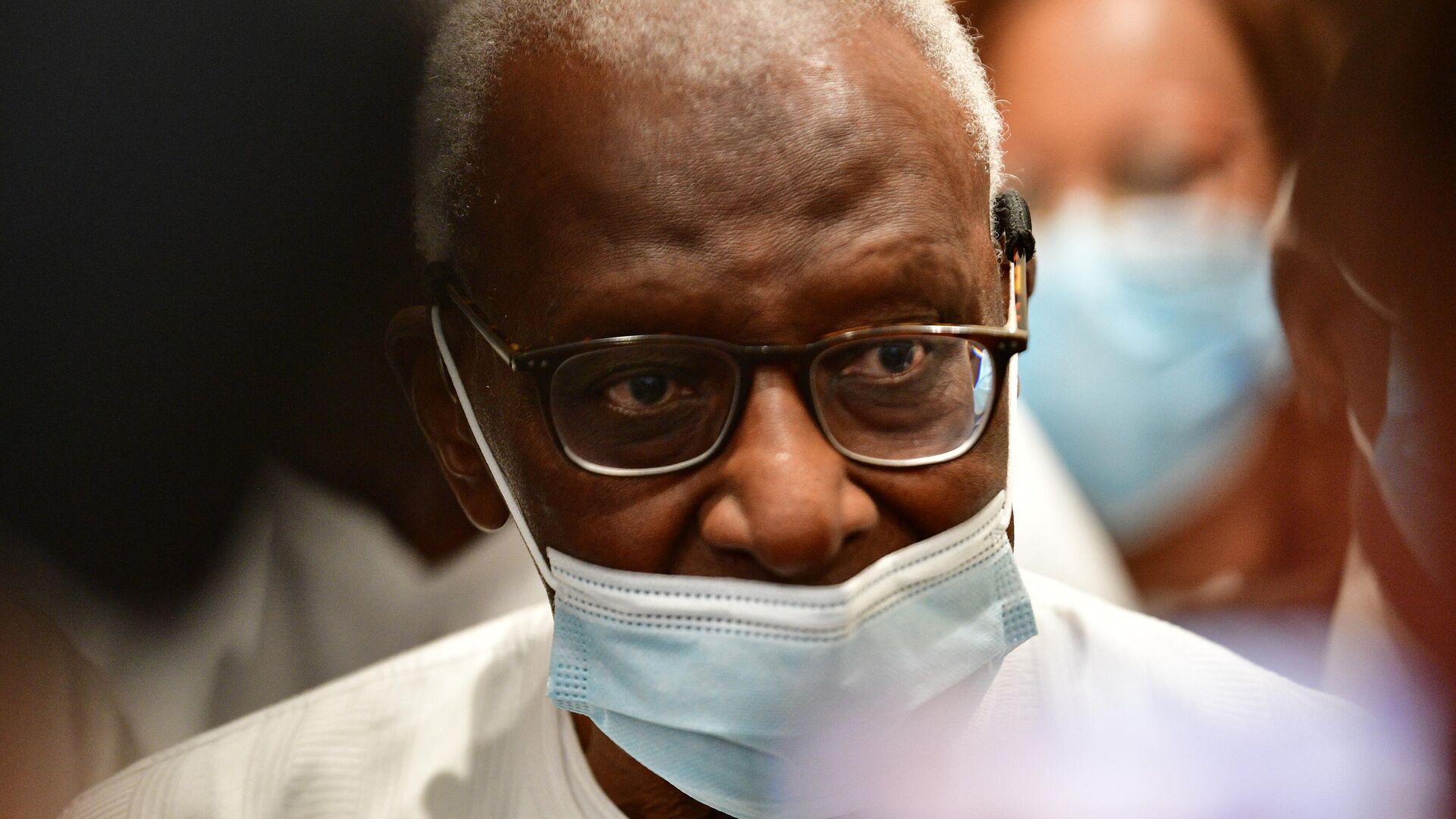 Former global athletics chief Lamine Diack wearing a protective mask looks on after attending a court hearing on September 16, 2020 at Paris' courthouse to hear the verdict in his corruption trial along with four other defendants over Russian doping cases. - The older Diack, an 87-year-old Senegalese, who was in charge of the International Association of Athletics Federations (IAAF), now renamed World Athletics, between 1999 and 2015, is charged with giving and receiving bribes, breach of trust and organised money laundering. (Photo by Martin BUREAU / AFP) - РИА Новости, 1920, 15.02.2021