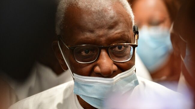 Former global athletics chief Lamine Diack wearing a protective mask looks on after attending a court hearing on September 16, 2020 at Paris' courthouse to hear the verdict in his corruption trial along with four other defendants over Russian doping cases. - The older Diack, an 87-year-old Senegalese, who was in charge of the International Association of Athletics Federations (IAAF), now renamed World Athletics, between 1999 and 2015, is charged with giving and receiving bribes, breach of trust and organised money laundering. (Photo by Martin BUREAU / AFP)