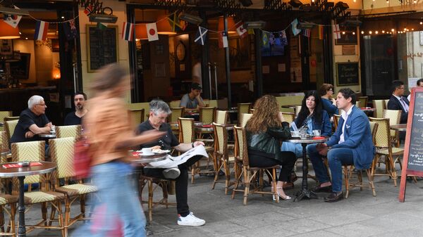 Кафе на площади Сен-Мишель (Saint-Michel) в Париже