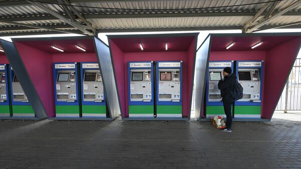 Мужчина у автомата по продаже проездных билетов на станции второго Московского центрального диаметра (МЦД-2) Тушино
