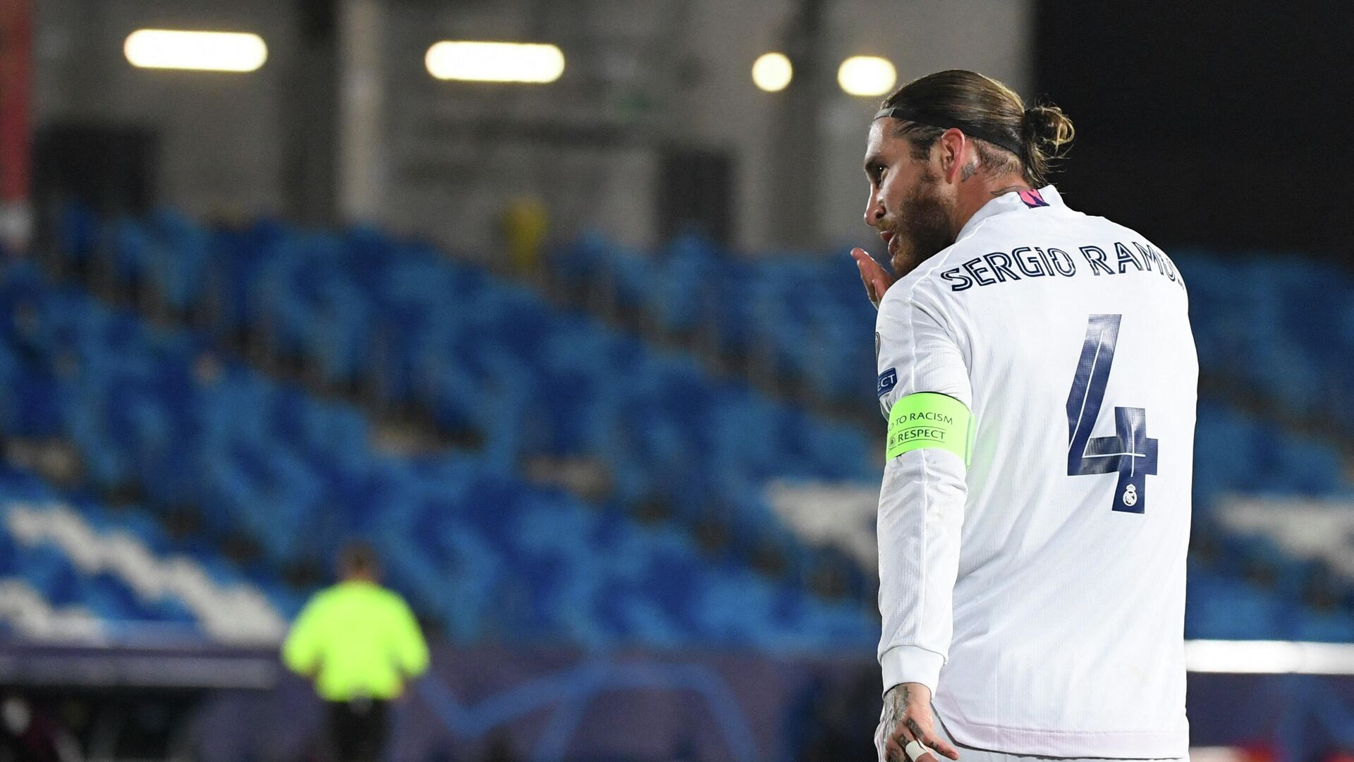 Real Madrid's Spanish defender Sergio Ramos (L) celebrates his goal during the UEFA Champions League group B football match between Real Madrid and Inter Milan at the Alfredo di Stefano stadium in Valdebebas, on the outskirts of Madrid, on November 3, 2020. (Photo by PIERRE-PHILIPPE MARCOU / AFP) - РИА Новости, 1920, 15.02.2021