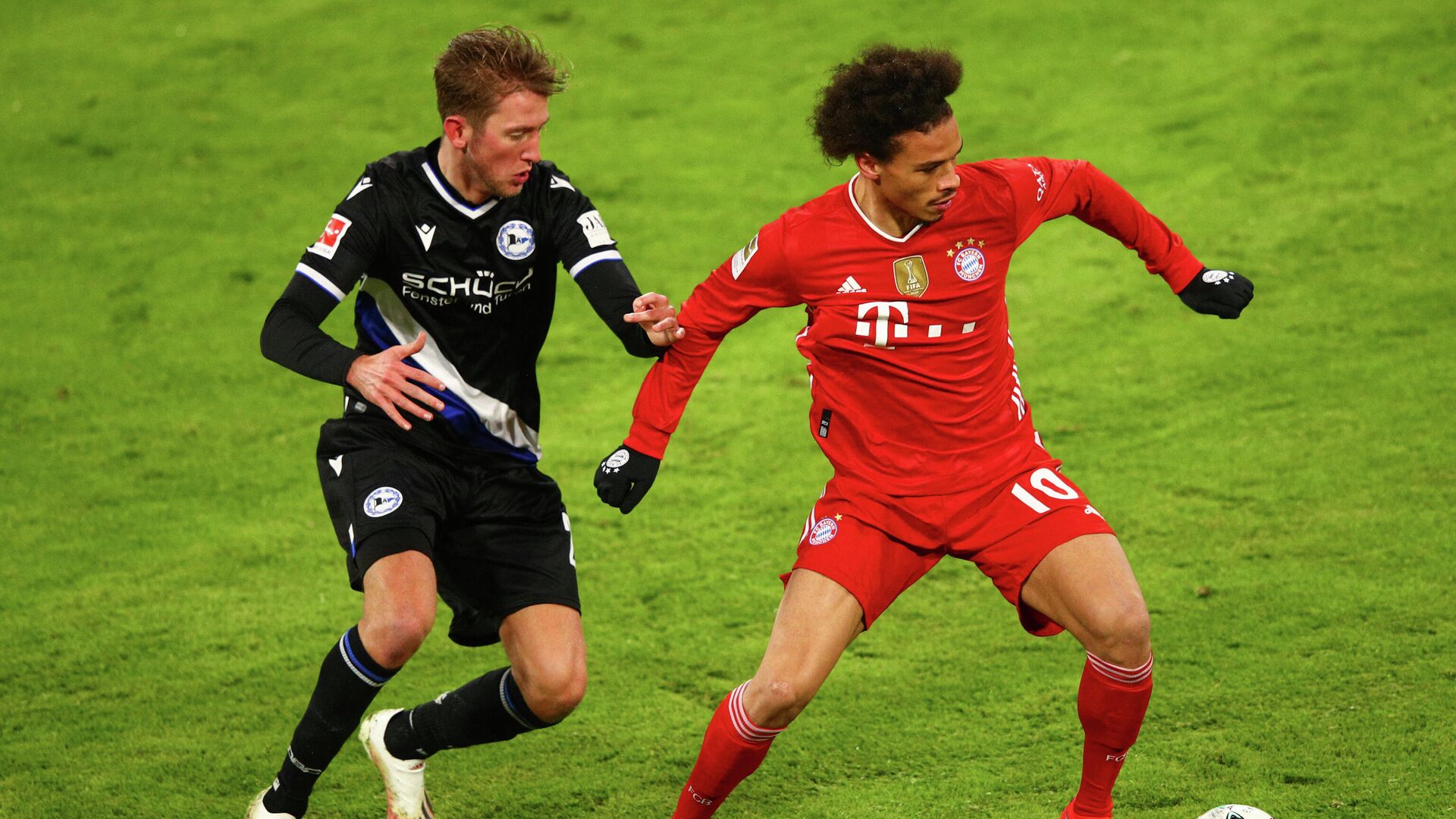 Bielefeld's Dutch forward Michel Vlap (L) and Bayern Munich's German midfielder Leroy Sane vie for the ball during the German first division Bundesliga football match FC Bayern Munich v DSC Armenia Bielefeld in Munich, southern Germany on February 15, 2021. (Photo by ADAM PRETTY / POOL / AFP) / DFL REGULATIONS PROHIBIT ANY USE OF PHOTOGRAPHS AS IMAGE SEQUENCES AND/OR QUASI-VIDEO - РИА Новости, 1920, 16.02.2021
