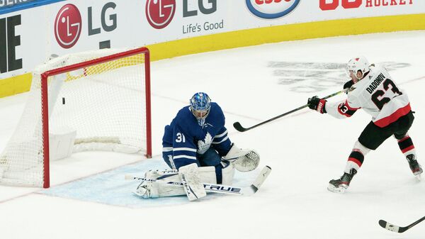 Форвард Оттавы Сенаторз Евгений Дадонов забрасывает шайбу в матче НХЛ