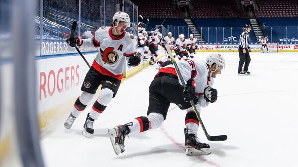 Хоккеист Оттавы Сенаторз Евгений Дадонов (№63) с партнерами по команде в матче НХЛ.