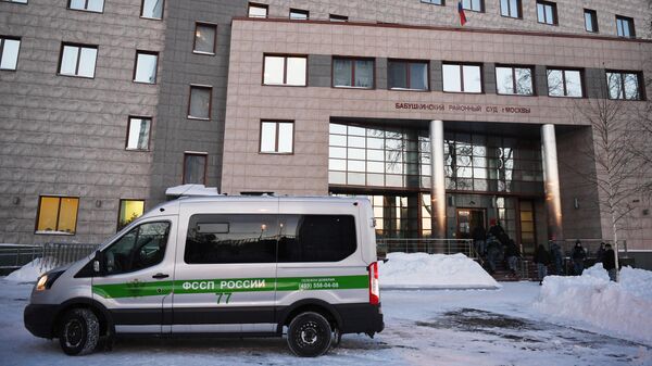Автомобиль Федеральной службы служебных приставов  у здания Бабушкинского районного суда, где состоится заседание по делу Алексея Навального