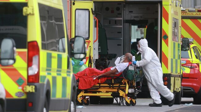 Медицинские работники доставили пациента в одну из больниц Лондона, Великобритания