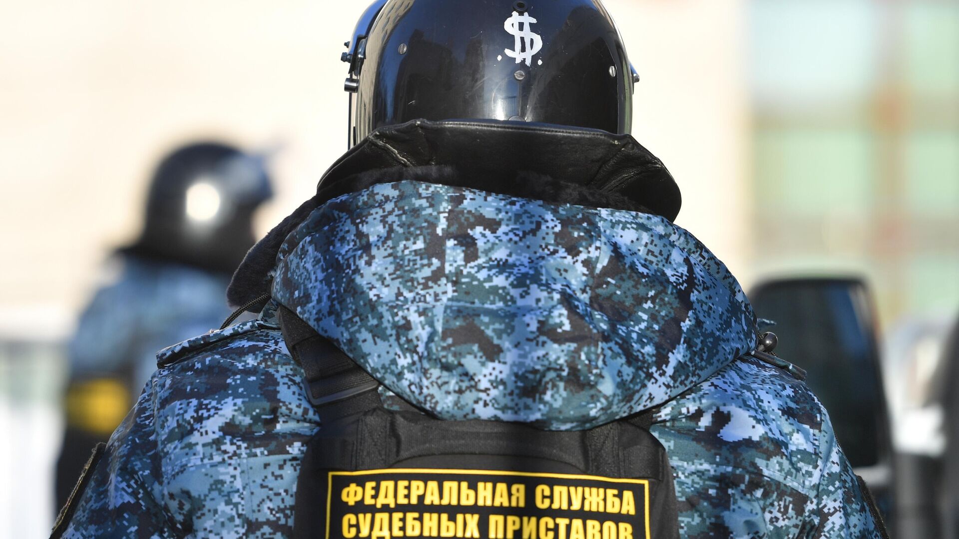 Приставы начали арестовать объекты "Махонинских" в Челябинске