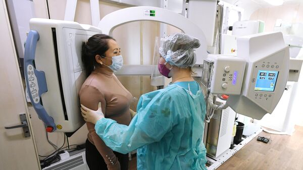 Рентгенолаборант Екатерина Анисимова делает пациентке рентгенографию шейного отдела позвоночника