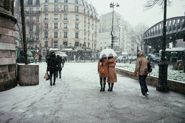 Снег в Париже