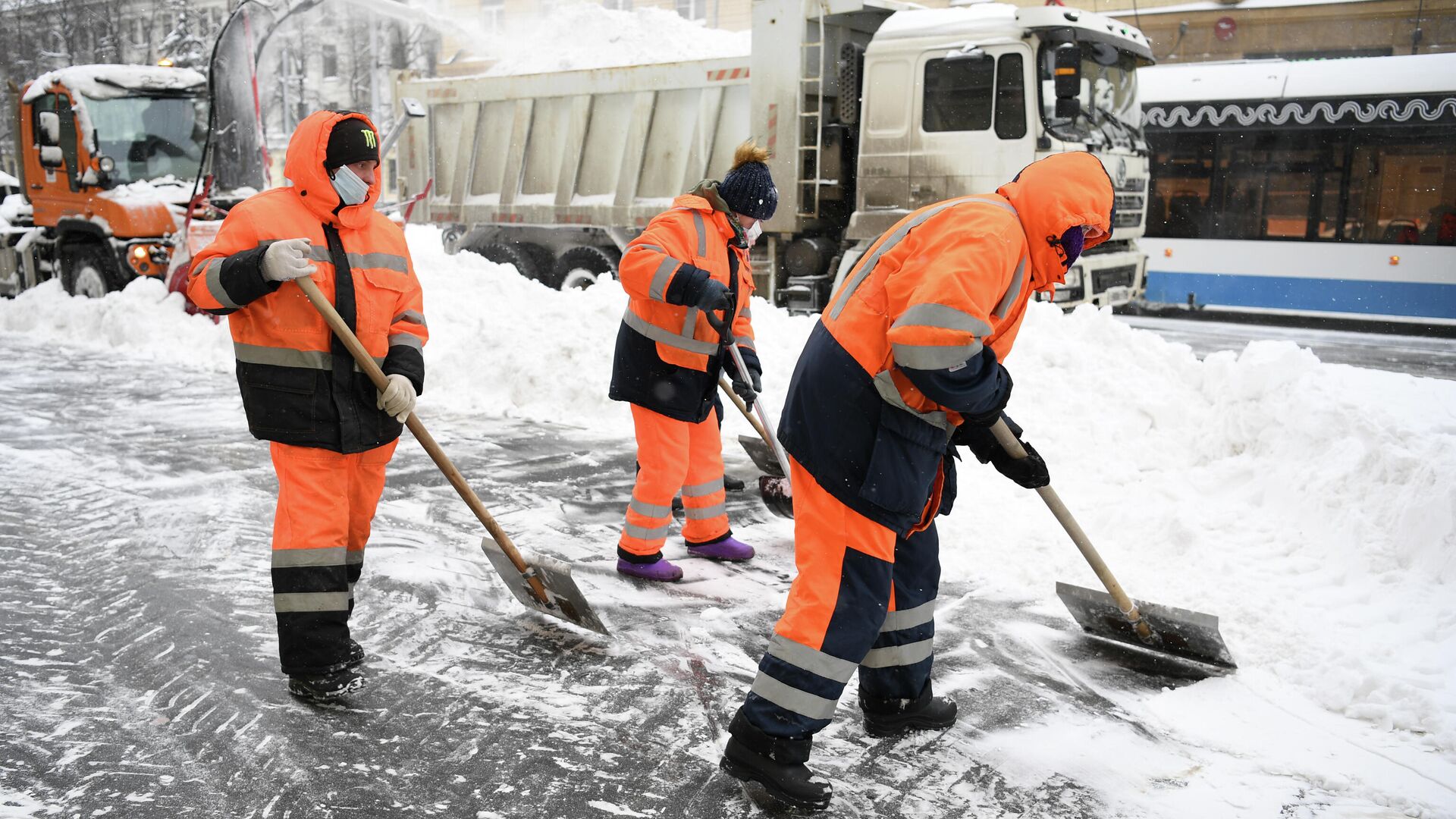 Москва чистят снег. Дорожный рабочий. Чистильщик снега. Коммунальные службы убирают снег. Расчищают город от снега.