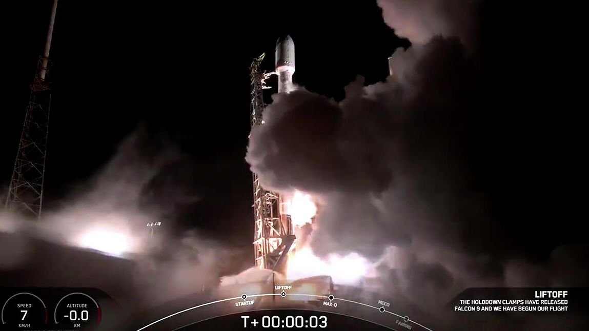  Кадр видео запуска ракеты-носителя Falcon 9 с интернет-спутниками Starlink - РИА Новости, 1920, 07.04.2021