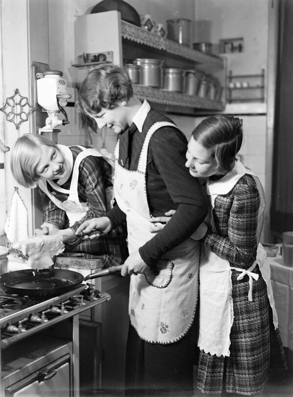Нелл Ланглаис с дочерьми готовит блины