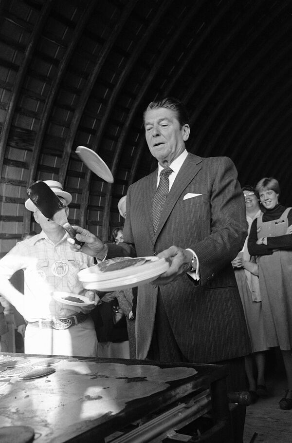 Кандидат в президенты от республиканской партии Рональд Рейган готовит блины в штате Айова. 30 сентября 1980 года