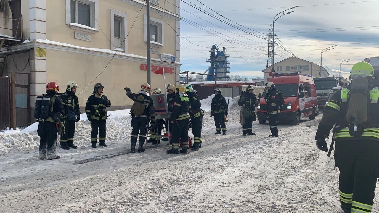 Сотрудники МЧС на месте пожара на газовой заправке в Новой Москве - РИА Новости, 1920, 16.02.2021