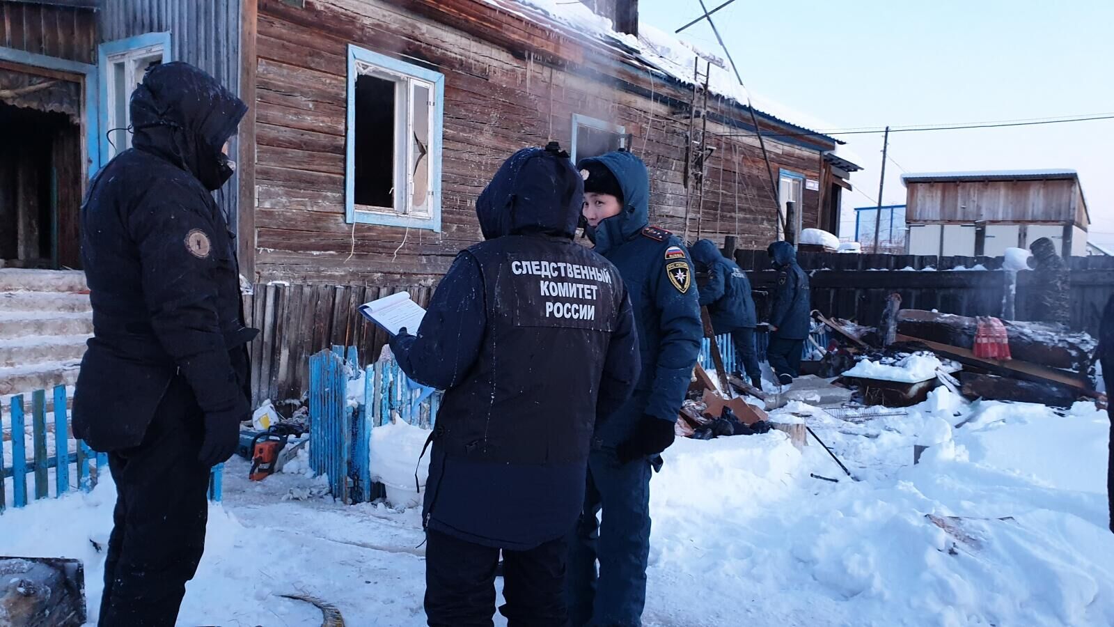 Сотрудники правоохранительных органов на месте пожара в селе Маган - РИА Новости, 1920, 16.02.2021