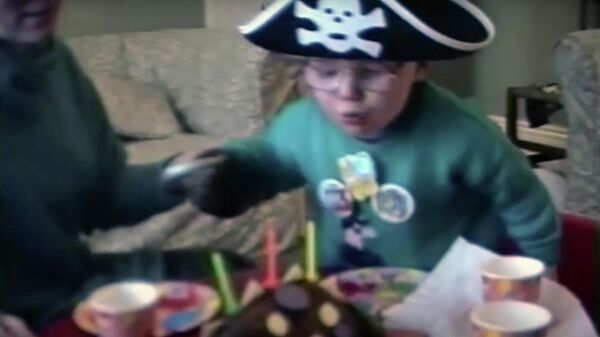 Эдвард Ширан в детстве в кадре из клипа на песню Photograph 