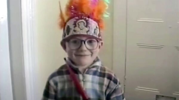 Эдвард Ширан в детстве в кадре из клипа на песню Photograph 
