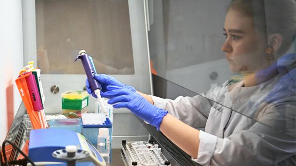 Сотрудница Центрального НИИ Эпидемиологии Роспотребнадзора в Москве, где разработана и зарегистрирована тест-система на выявление мутации коронавируса N501Y (британский штамм)