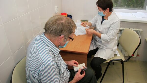 Гражданин США Брюс Уотс Бевен в пункте вакцинации от коронавируса препаратом Спутник V 