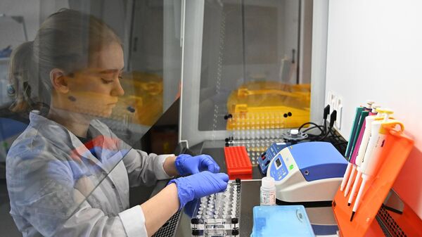 Сотрудница Центрального НИИ Эпидемиологии Роспотребнадзора в Москве, где разработана и зарегистрирована тест-система на выявление мутации коронавируса N501Y (британский штамм)
