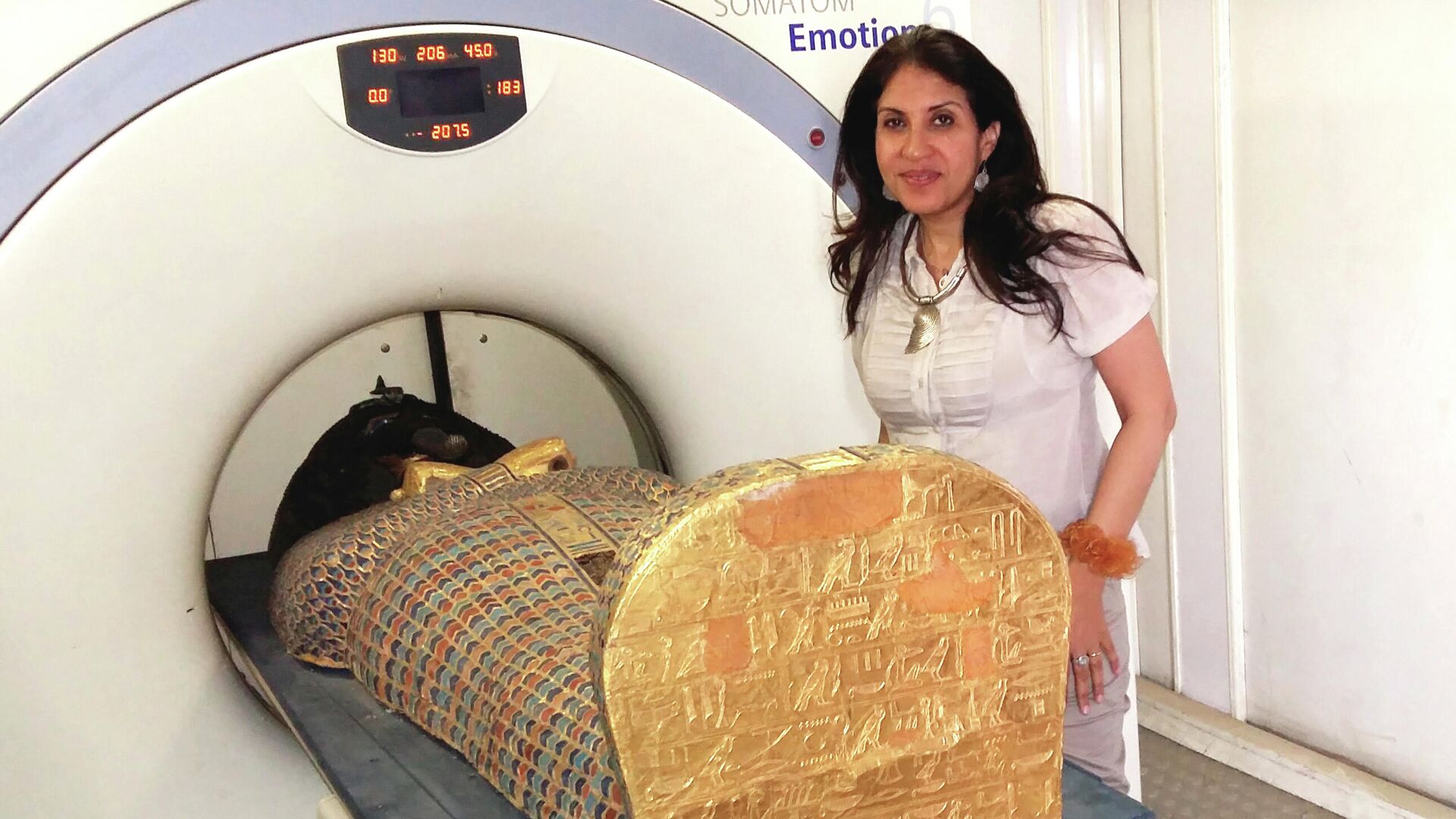 Компьютерную томографию мумии фараона Секененра Таа II проводит доктор Сахар Салим - РИА Новости, 1920, 17.02.2021
