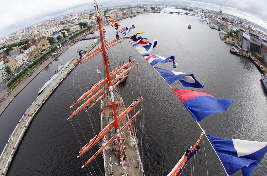 Триумфальное возвращение барка «Седов» в Санкт-Петербург из кругосветного путешествия, длившегося 13 месяцев