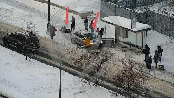 Легковой автомобиль въехал на тротуар и повредил автобусную остановку в Москве