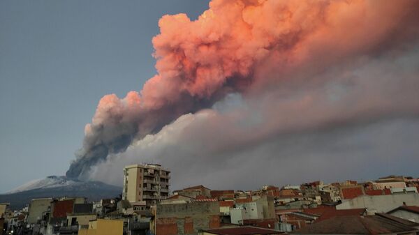Извержение вулкана Этна на восточном побережье Сицилии, Италия. 16 февраля 2021