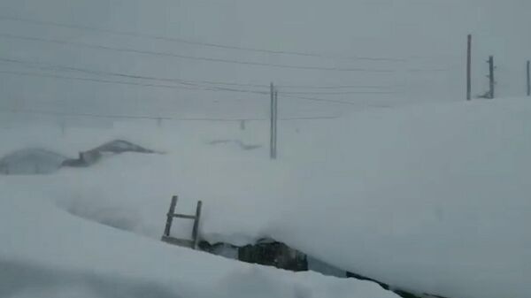 Дома завалены снегом по самые крыши в Сахалине