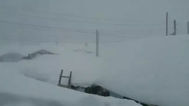 Дома завалены снегом по самые крыши в Сахалине