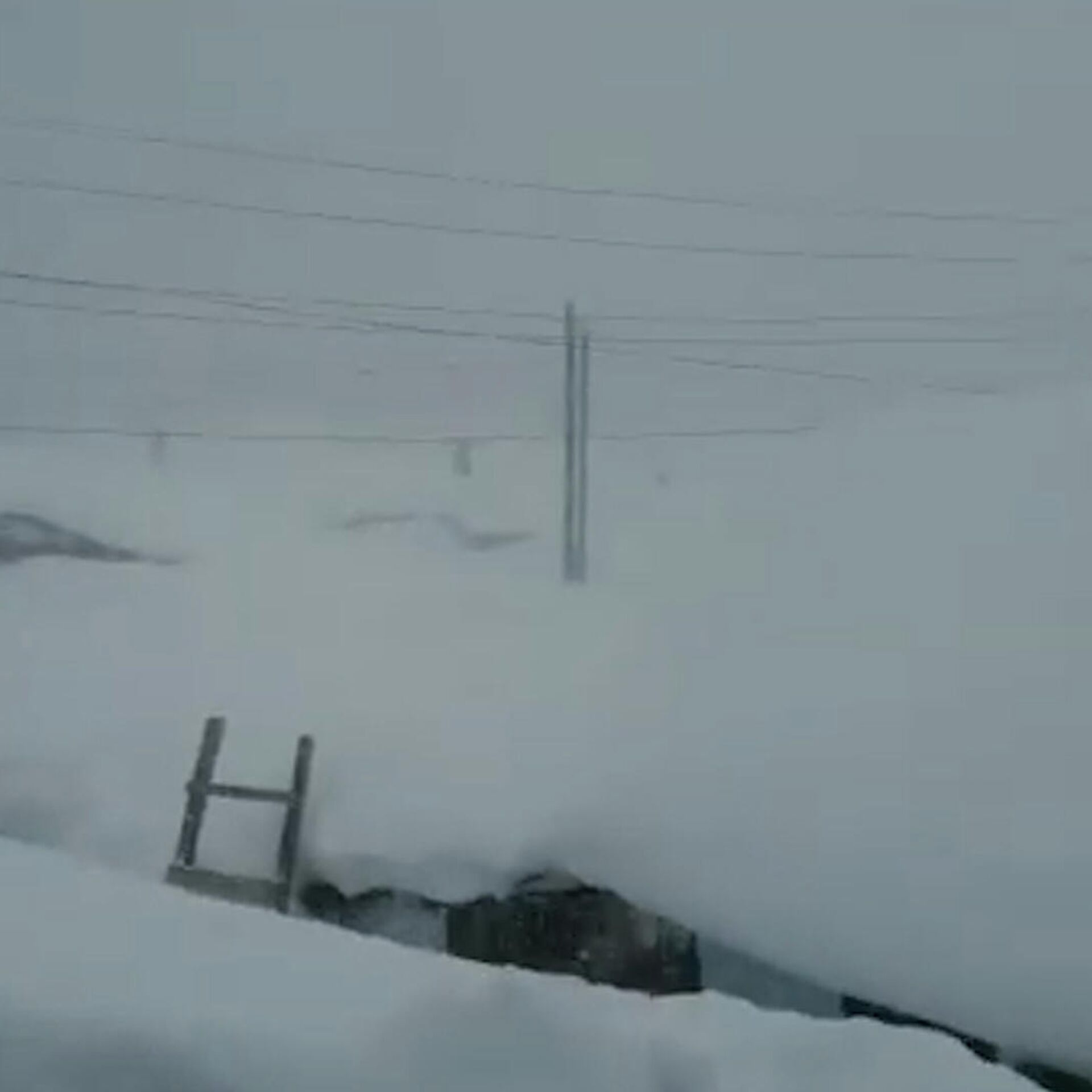 Дома завалены снегом по самые крыши в Сахалине