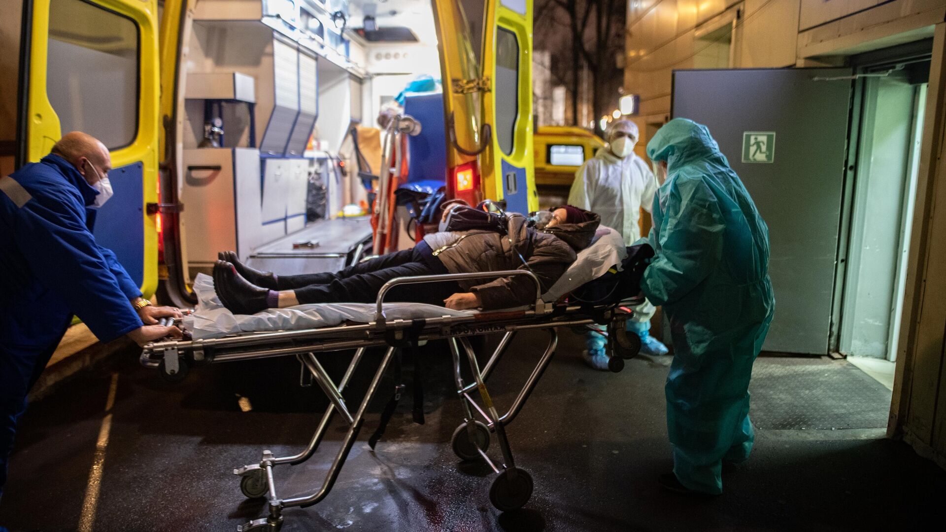 Медицинские работники доставляют пациента в приемное отделение госпиталя COVID-19 в городской клинической больнице № 52 в Москве - РИА Новости, 1920, 24.05.2021