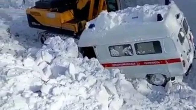 Скорую помощь откапывают из-под снежной лавины