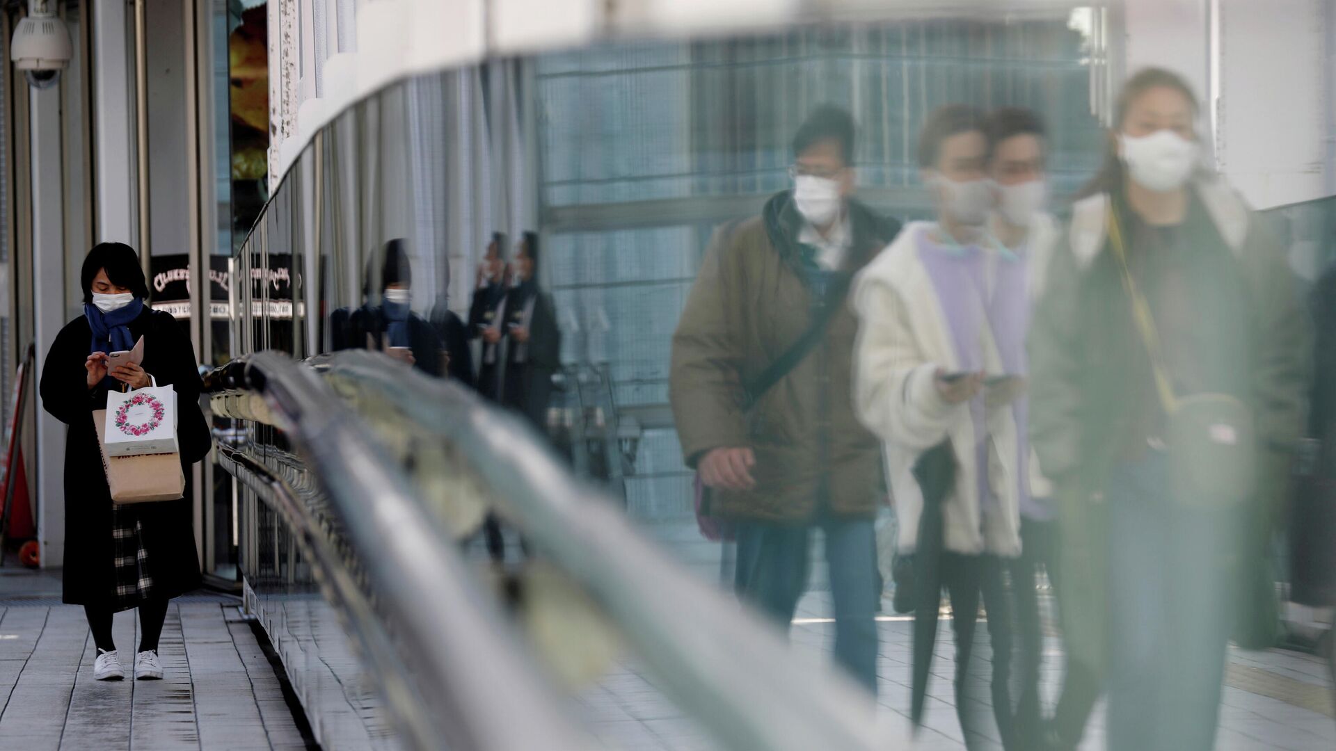 Прохожие в защитных масках на улице в Токио - РИА Новости, 1920, 05.03.2021