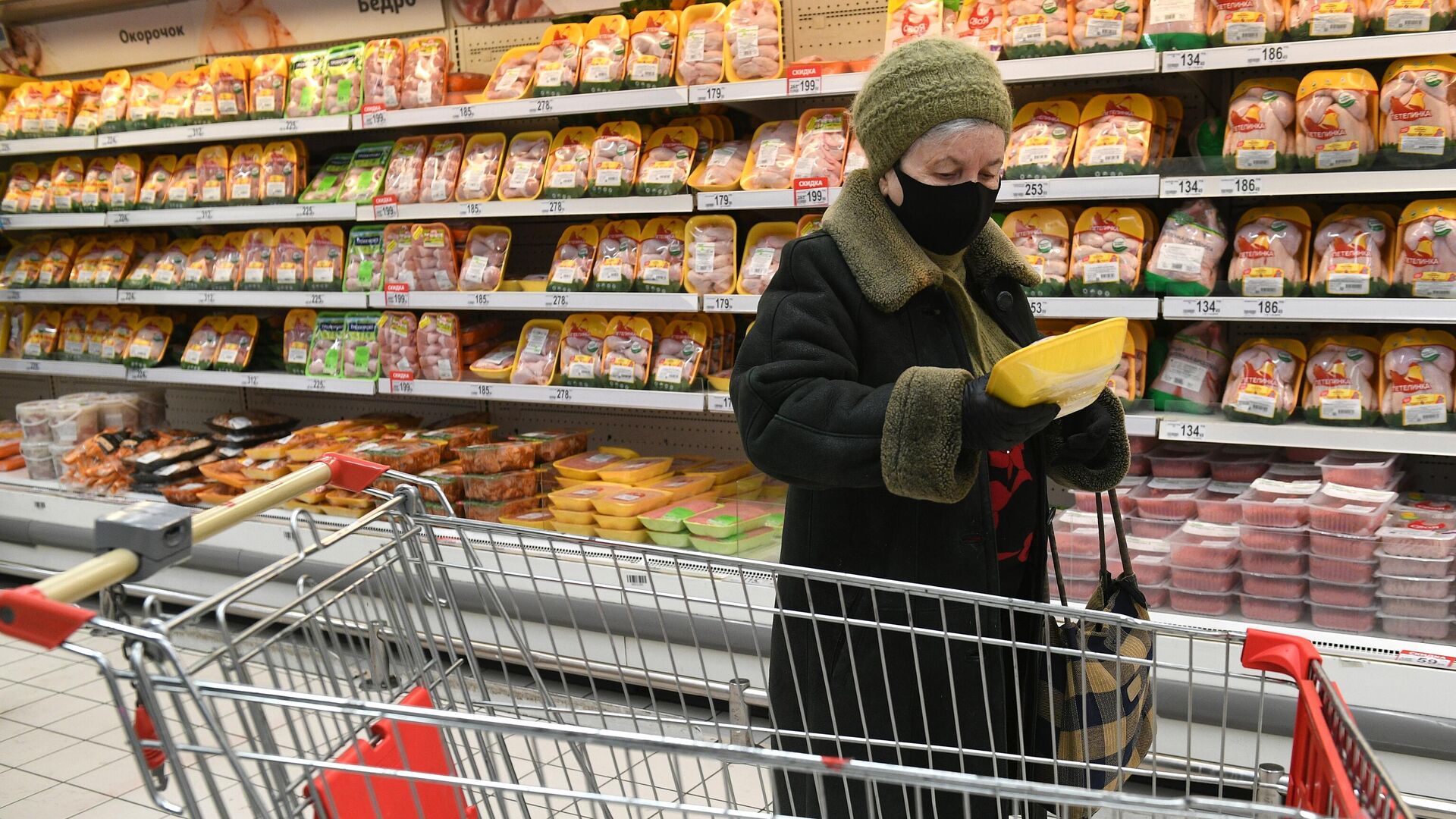 Покупательница выбирает курицу в мясном отделе гипермаркета Ашан в Москве - РИА Новости, 1920, 17.02.2021