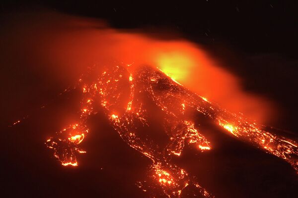 Извержение вулкана Этна в Джарре, Италия. 16 февраля 2021