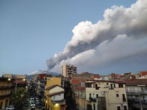 Извержение вулкана Этна в Патерно, Италия. 16 февраля 2021