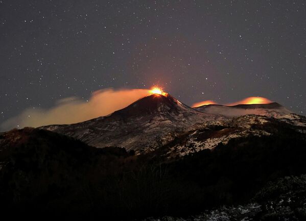 Извержение вулкана Этна в Катании, Италия. 15 февраля 2021 года