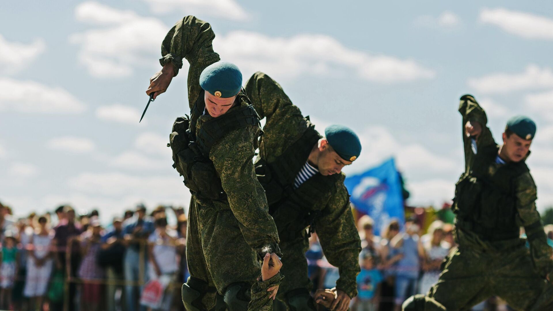 Показательные выступления разведывательной роты ВДВ на военно-патриотическом празднике Открытое небо на аэродроме Северный в Иванове - РИА Новости, 1920, 09.12.2021